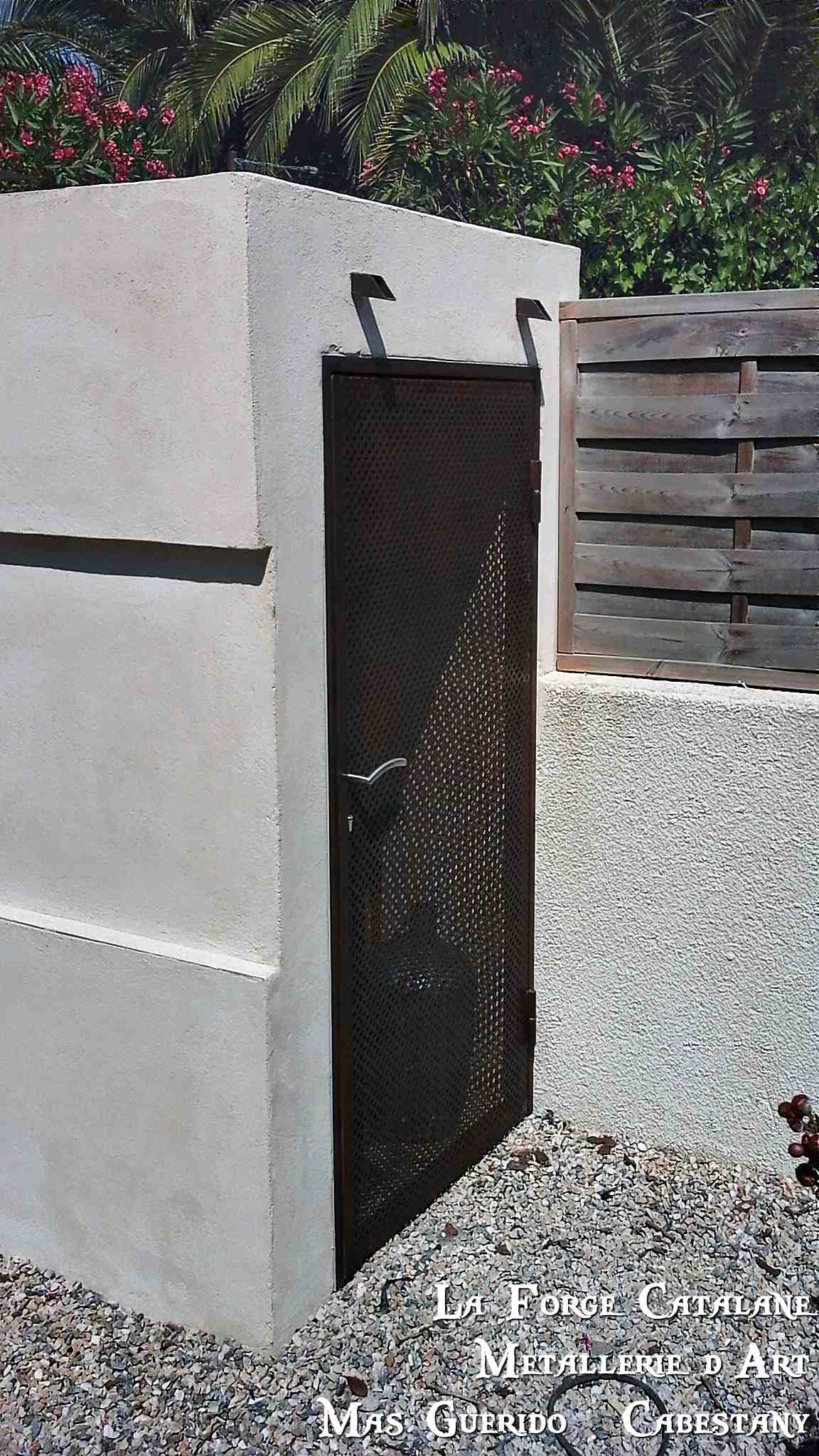 porte local technique tole perforee forge catalane.jpg